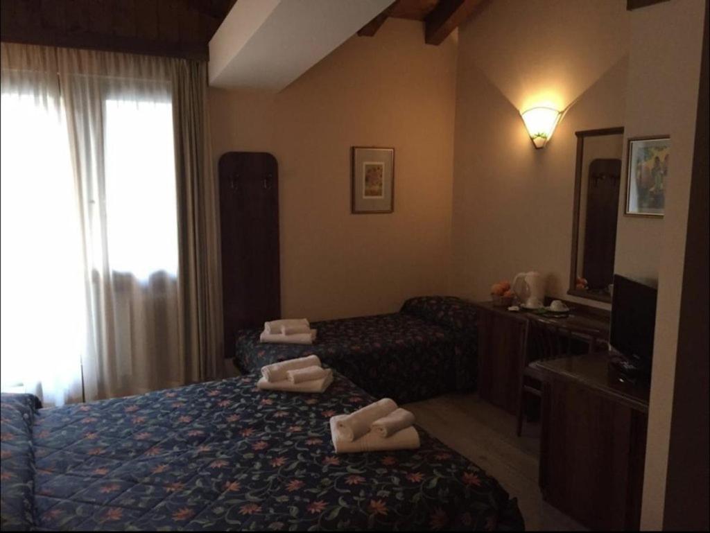 Hotel Quadrifoglio بينْسولُ المظهر الخارجي الصورة