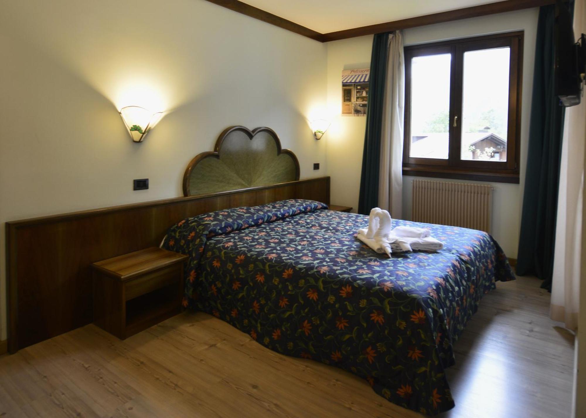 Hotel Quadrifoglio بينْسولُ المظهر الخارجي الصورة