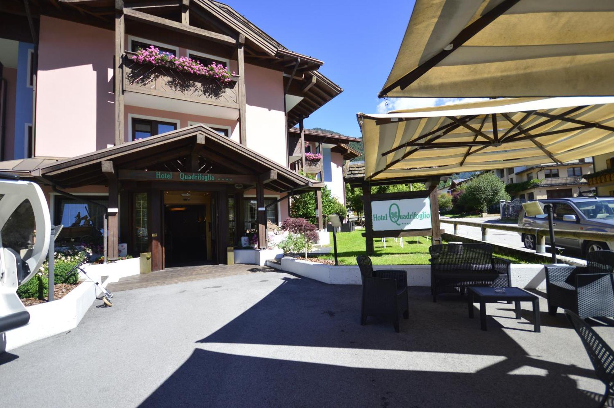 Hotel Quadrifoglio بينْسولُ المظهر الخارجي الصورة