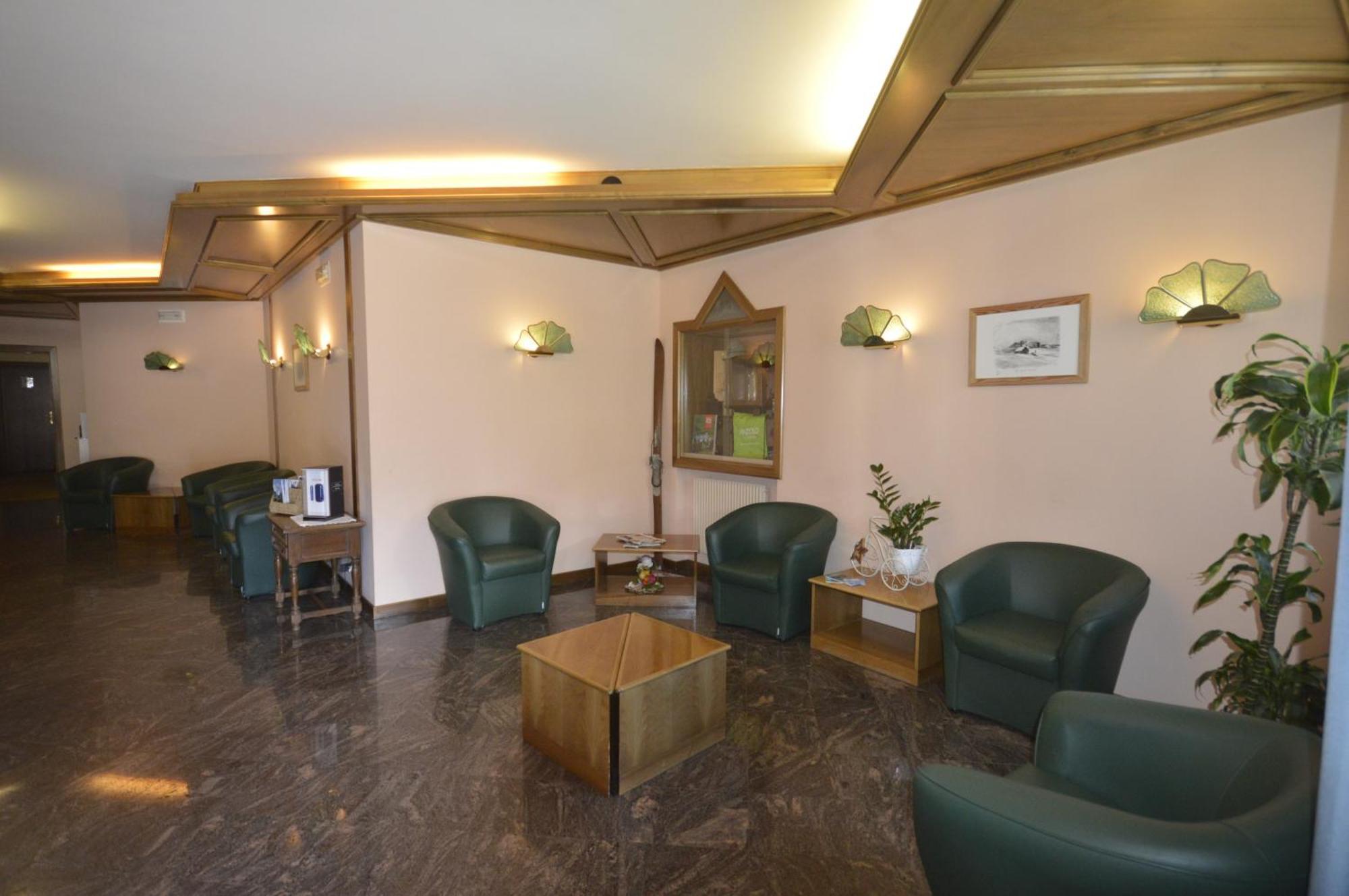 Hotel Quadrifoglio بينْسولُ المظهر الخارجي الصورة
