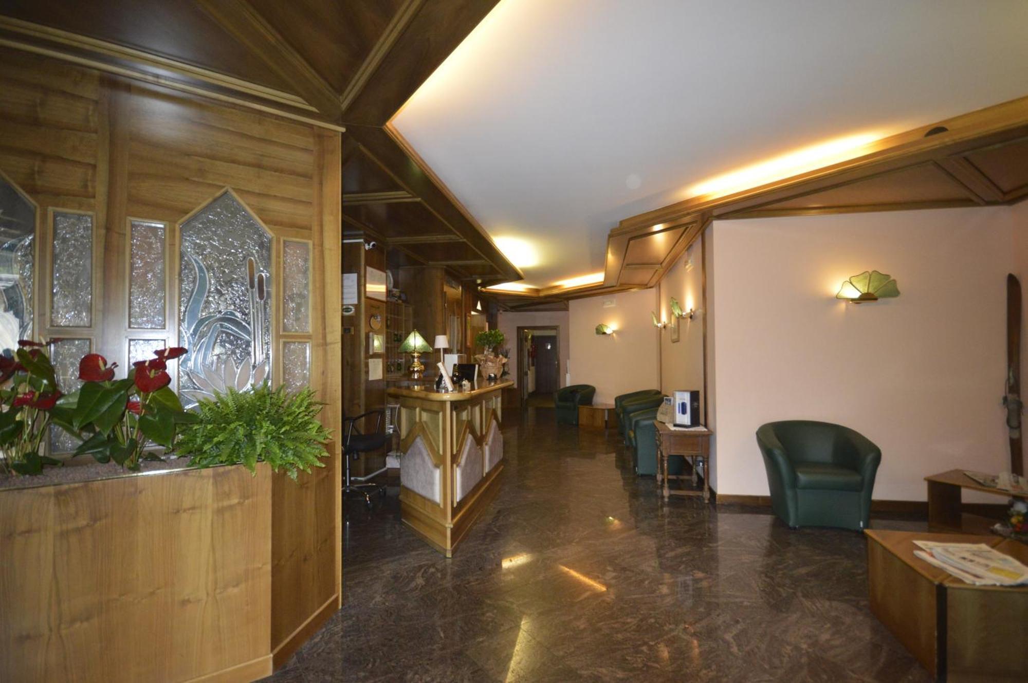 Hotel Quadrifoglio بينْسولُ المظهر الخارجي الصورة